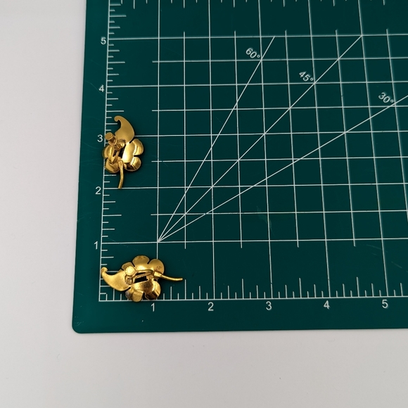 Amazing Vintage Gold Tone 925 Sterling Screw Back Emerald Green Glass Earrings - Picture 9 of 10